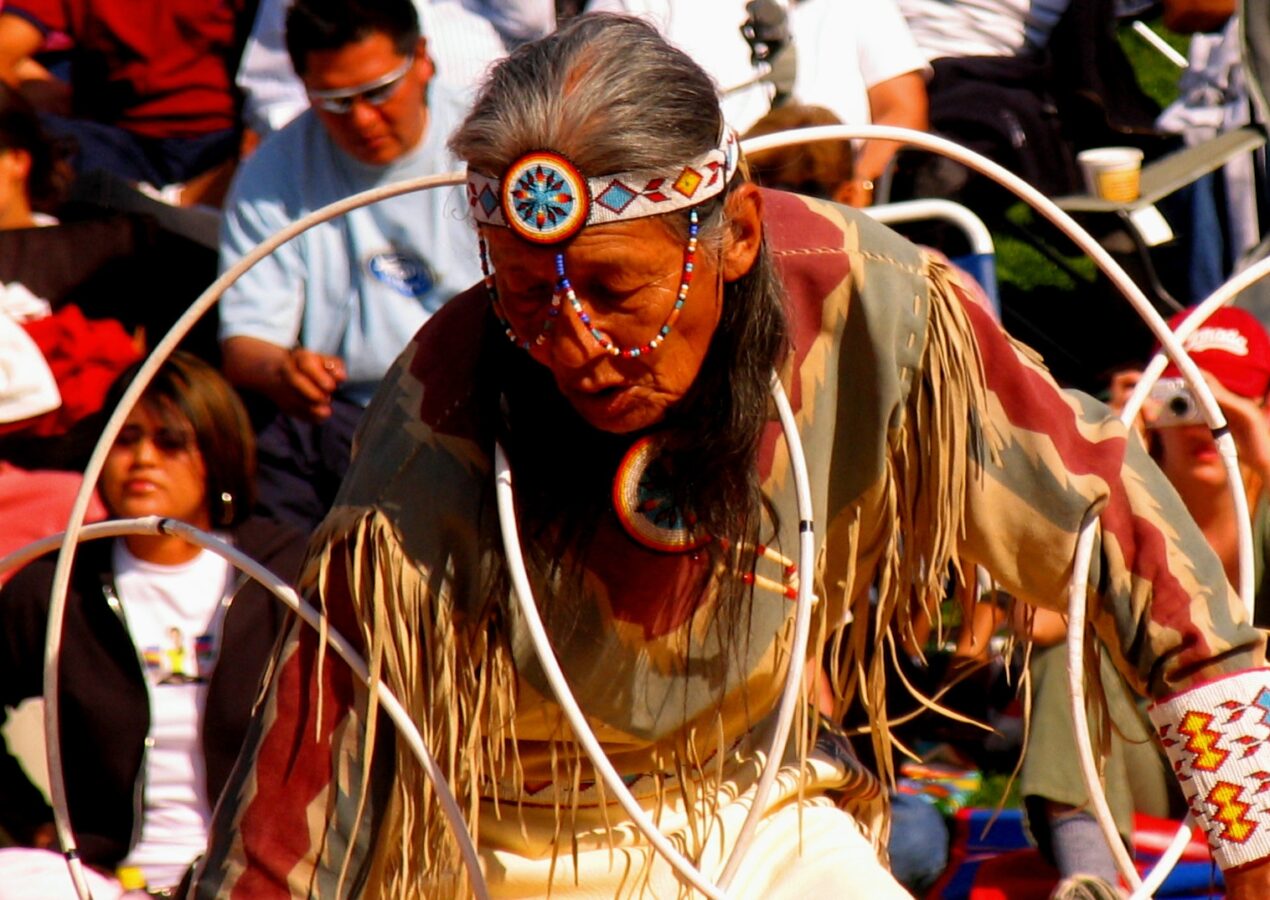 Indianie tańczą z hula hoop