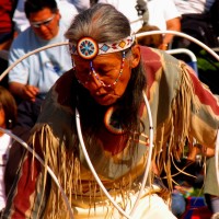 Indianie tańczą z hula hoop