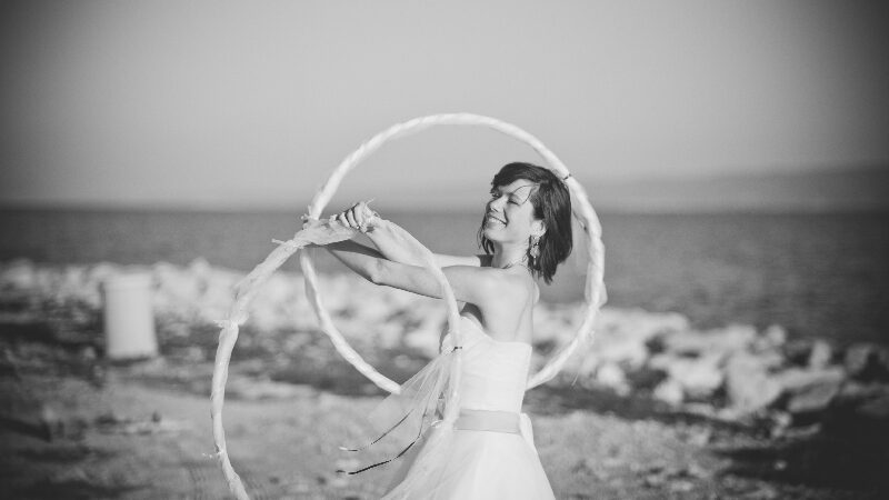 Panna młoda z hula-hoop